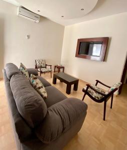 - un salon avec un canapé et une télévision dans l'établissement HOTEL IMPALA DE TAMPICO, à Tampico