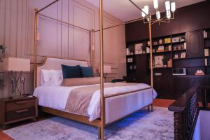 1 dormitorio con cama con dosel en Hotel Boutique Corazón Mexicano en Guanajuato