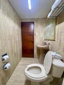 La salle de bains est pourvue de toilettes et d'un lavabo. dans l'établissement HOTEL IMPALA DE TAMPICO, à Tampico