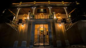 eine Eingangstür eines Hauses in der Nacht in der Unterkunft Hotel Boutique Corazón Mexicano in Guanajuato