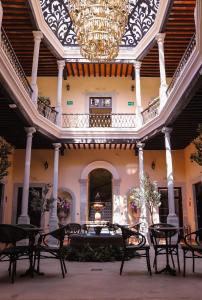 un gran edificio con sillas y una lámpara de araña en Hotel Boutique Corazón Mexicano en Guanajuato
