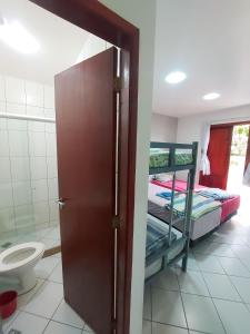 baño con aseo y litera en Orange - Casa de Hóspedes - modelo Pousada, en Río de Janeiro