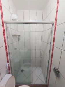 y baño con ducha de cristal y aseo. en Orange - Casa de Hóspedes - modelo Pousada, en Río de Janeiro