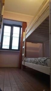 1 Schlafzimmer mit 2 Etagenbetten und einem Fenster in der Unterkunft charming house with 3 bedrooms & terrace 10 minutes from city centre in Antwerpen