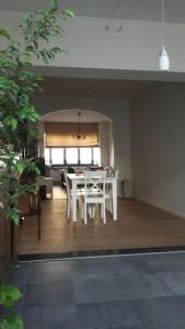 uma sala de jantar com uma mesa branca e cadeiras em charming house with 3 bedrooms & terrace 10 minutes from city centre em Antuérpia