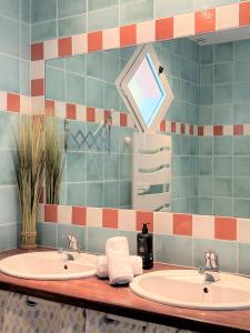 Koupelna v ubytování Surf ou Golf House a quelques pas de l'océan + 36 fotografií