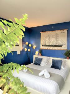 Dos camas en una habitación con un barco en la pared en Surf ou Golf House a quelques pas de l'océan, en Moliets-et-Maa