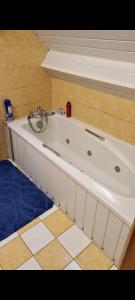 eine Badewanne mit Waschbecken im Bad in der Unterkunft maison de vacances in Halle