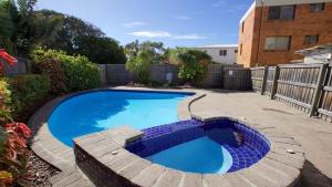 Πισίνα στο ή κοντά στο Montego Unit 3 Kings Beach QLD