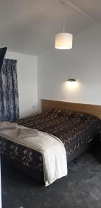 uma cama num pequeno quarto com em Richmond Motel and Holiday Park em Richmond