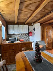 eine Küche mit einem Tisch mit einem Weihnachtsbaum darauf in der Unterkunft Brvnara Nenadić in Užice