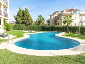 Lovely apartment in Mijas with garden tesisinde veya buraya yakın yüzme havuzu