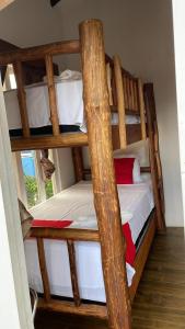 - deux lits superposés dans une chambre dans l'établissement Hostal Blood Moon, à Rio Dulce