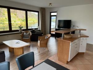 een woonkamer met een bank en een tafel en stoelen bij Haus Erholung in Cochem