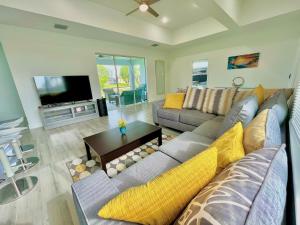 een woonkamer met een bank en een tv bij New house with canal view in Cape Coral in Cape Coral