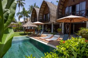 una vista exterior de una villa con piscina en Martas Windows en Kuta Lombok