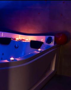 una estufa de gas con luces encima en Hotel Glem, en Varcaturo