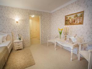 Schlafzimmer mit einem Bett, einem Schreibtisch und einem Tisch in der Unterkunft Luxury Apartments with Jacuzzi in Sumy