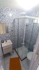 ブジオスにあるPousada Arpoador de Búziosのバスルーム(シャワー、トイレ、シンク付)