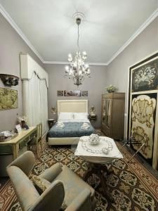 um quarto com uma cama e um lustre em Estes em Crotone