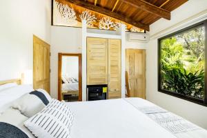 Playa NegraCafe Playa Negra Hotel的带白色床和窗户的卧室