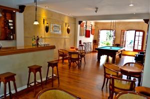 un restaurante con mesa de billar y un bar en Hotel Asturias en Cafayate
