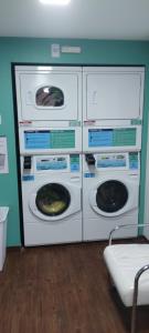 due lavatrici sovrapposte l'una all'altra in una stanza di Apartamento Space Calhau a São Luís