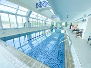 una gran piscina en un edificio en Evergreen Laurel Hotel - Keelung en Keelung