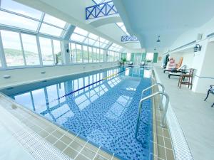 基隆的住宿－長榮桂冠酒店 - 基隆，大楼内的大型游泳池