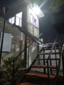 un conjunto de escaleras que conducen a un edificio por la noche en Apart Maza en Maipú