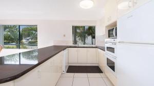 Cucina o angolo cottura di Seacrest Unit 1 Moffat Beach QLD
