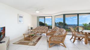 un soggiorno con un divano, sedie e un tavolo di Seacrest Unit 1 Moffat Beach QLD a Caloundra