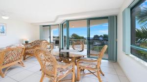 una sala da pranzo con tavolo e sedie di Seacrest Unit 1 Moffat Beach QLD a Caloundra