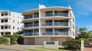 un condominio bianco con un cartello di fronte di Seacrest Unit 1 Moffat Beach QLD a Caloundra