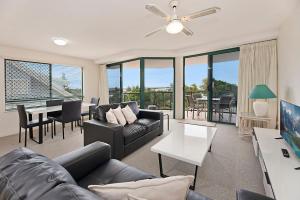TV a/nebo společenská místnost v ubytování Seacrest Unit 2 Moffat Beach QLD