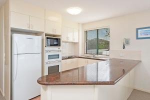 Kuchyň nebo kuchyňský kout v ubytování Seacrest Unit 2 Moffat Beach QLD