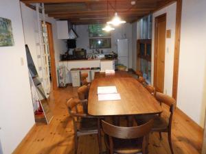 cocina y comedor con mesa de madera y sillas en Enako Villas, en Takayama