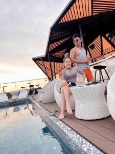 Oaspeți care stau la Draco Hotel & Suites