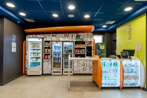 uma loja com dois frigoríficos num quarto em ibis budget Santos Gonzaga em Santos