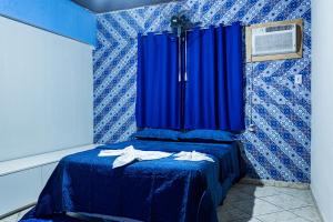 Una cama o camas en una habitación de Casa c ótima localização piscina e WiFi, Cuiabá