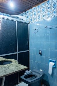 A bathroom at Casa c ótima localização piscina e WiFi, Cuiabá