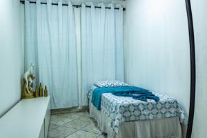 Een bed of bedden in een kamer bij Casa c ótima localização piscina e WiFi, Cuiabá