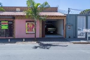 um carro está estacionado dentro de uma garagem em Casa c ótima localização piscina e WiFi, Cuiabá em Cuiabá