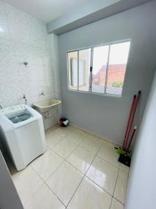 baño con aseo, bañera y ventana en Apartamento tipo Flat Mobiliado - 01 Quarto, Sala Cozinha - ZN Sp - cod 04, en São Paulo