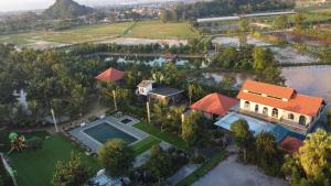 寧平的住宿－Hoa Và Đá Ninh Binh，享有带游泳池的房屋的空中景致