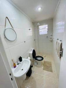 Un baño de Apartamento tipo Flat Mobiliado - 01 Quarto, Sala Cozinha - ZN Sp - cod 04
