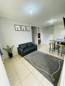 sala de estar con sofá y mesa en Apartamento tipo Flat Mobiliado - 01 Quarto, Sala Cozinha - ZN Sp - cod 04, en São Paulo