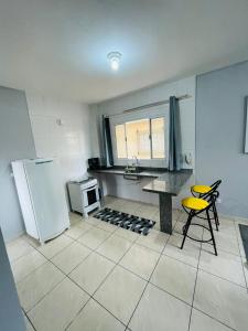 Een keuken of kitchenette bij Apartamento tipo Flat Mobiliado - 01 Quarto, Sala Cozinha - ZN Sp - cod 04