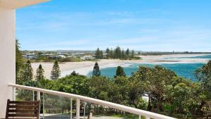 balcone con vista sulla spiaggia. di Seacrest Unit 3 Moffat Beach QLD a Caloundra