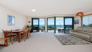 Posezení v ubytování Seacrest Unit 3 Moffat Beach QLD
